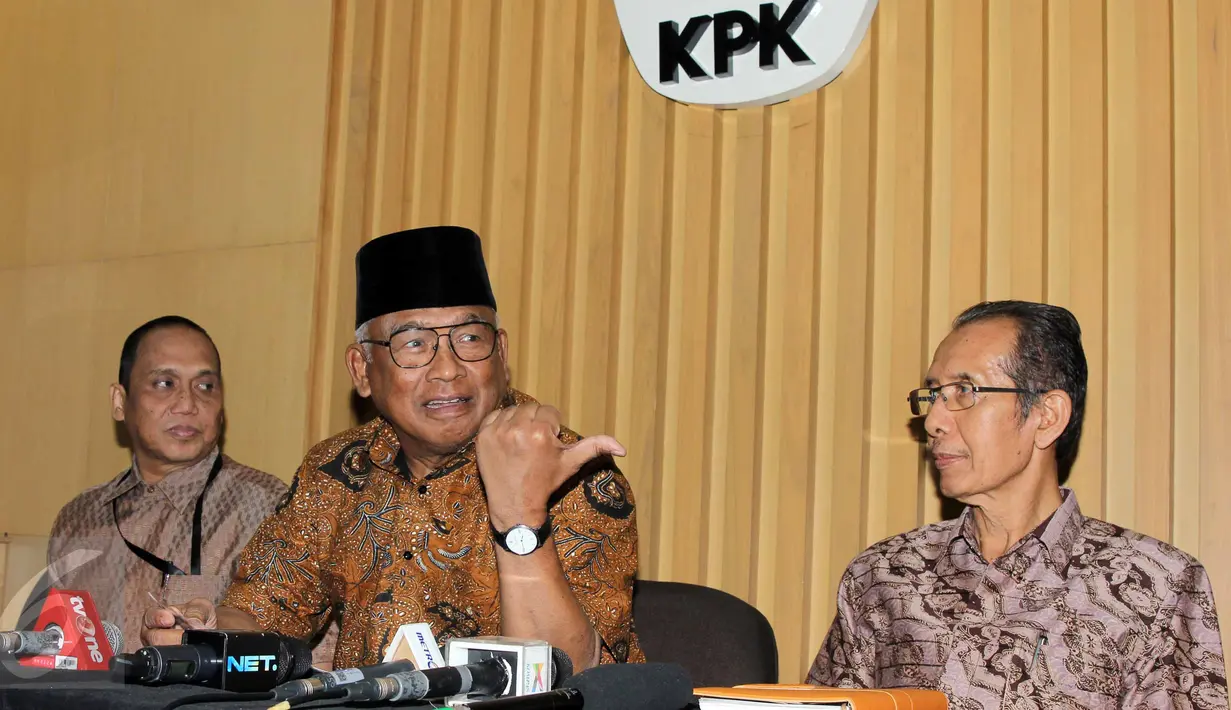 Ketua KPK sementara Taufiequrachman Ruki membantah tuduhan penistaan agama oleh Suryadharma Ali, Jakarta, Selasa (23/6/2015). Menurut Ruki tuduhan SDA tidak sesuai dengan fakta di lapangan. (Liputan6.com/Helmi Afandi)
