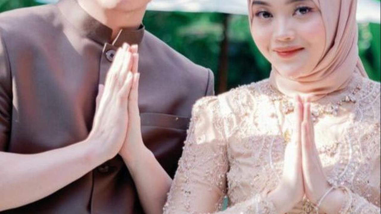 Putri Delina juga berfoto dengan kekasihnya, Jeffry Reksa, yang hadir dalam balutan busana serasi.