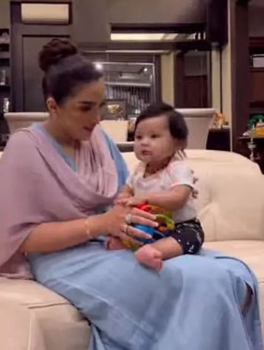 Ashanty momong Baby Ameena (Instagram/ashanty_ash)