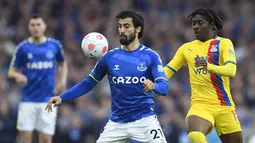 Gelandang Everton Andre Gomes (kiri) berebut bola dengan gelandang Crystal Palace Eberechi Eze pada laga tunda pekan ke-33 Liga Inggris di Goodison Park, Jumat (20/5/2022) dini hari WIB. Everton dipastikan selamat dari zona degradasi usai menang dramatis 3-2 atas Crystal Palace. (Oli SCARFF / AFP)