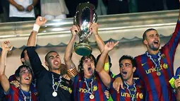 Para pemain Barcelona merayakan kemenangan di Piala Super Eropa setelah mengalahkan Shakhtar Donetsk 1-0 pada 28 Agustus 2009 di Stade Louis II, Monaco. AFP PHOTO /TEPHANE DANNA