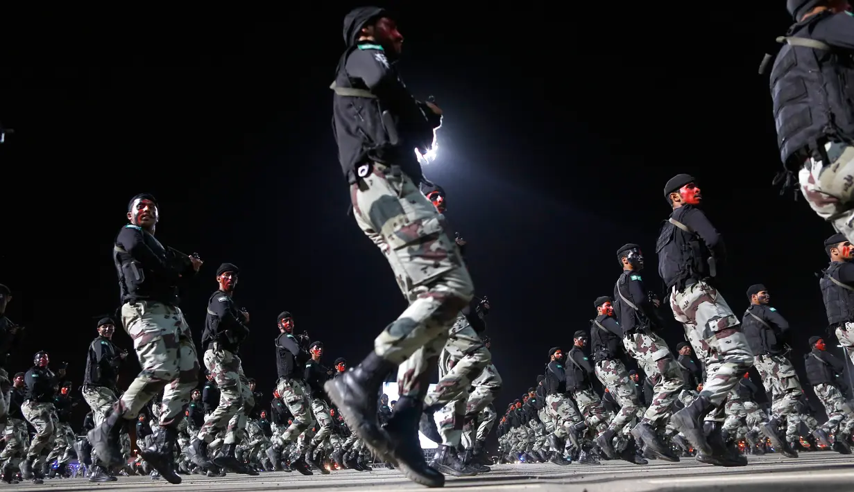 Anggota pasukan khusus Saudi  tampil selama parade militer dalam rangka persiapan pelaksanaan puncak ibadah haji 2019 di Makkah, Arab Saudi, Minggu (4/8/2019). Salah satu acara di parade ini adalah memamerkan kesigapan pasukan elite Saudi melalui simulasi serangan teroris. (AP Photo/Amr Nabil)