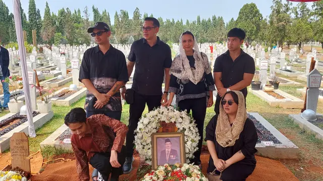 Pemakaman ayah Ira Wibowo dan Ari Wibowo
