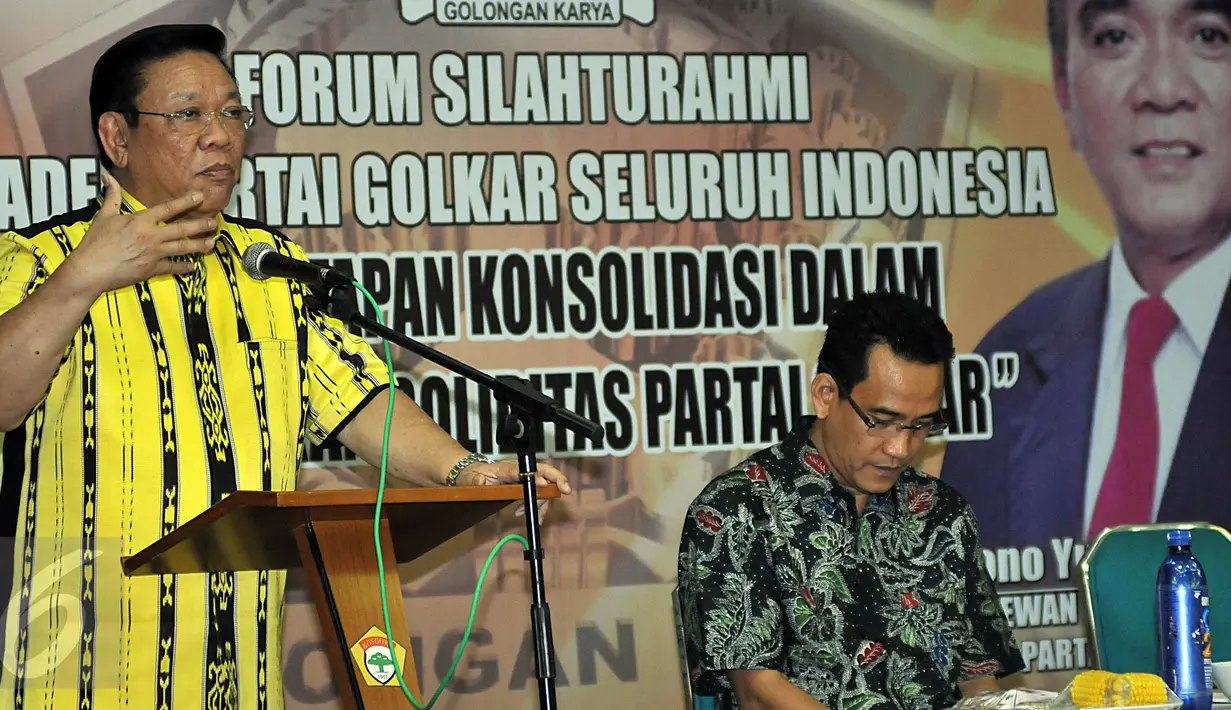 Ketua Umum Golkar Munas Ancol Agung Laksono memberikan pidato saat rapat pemantapan konsolidasi, Jakarta, Minggu (10/1/2016). Rapat digelar untuk menyelesaikan sengketa internal Golkar dan mendesak Munas Golkar untuk dipercepat. (Liputan6.com/Johan Tallo)