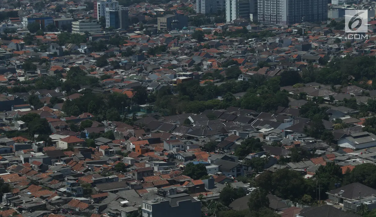 Suasana perkampungan padat penduduk di Jakarta, Kamis (30/8/2019). Doni merinci kawasan kumuh paling banyak di Jakarta Utara (39 persen), Jakarta Barat (28 persen), Jaksel (19 persen), Jakarta Timur (12 persen), Jakarta Pusat (11 persen) dan Kepulauan Seribu (1 persen). (Liputan6.com/Angga Yuniar)