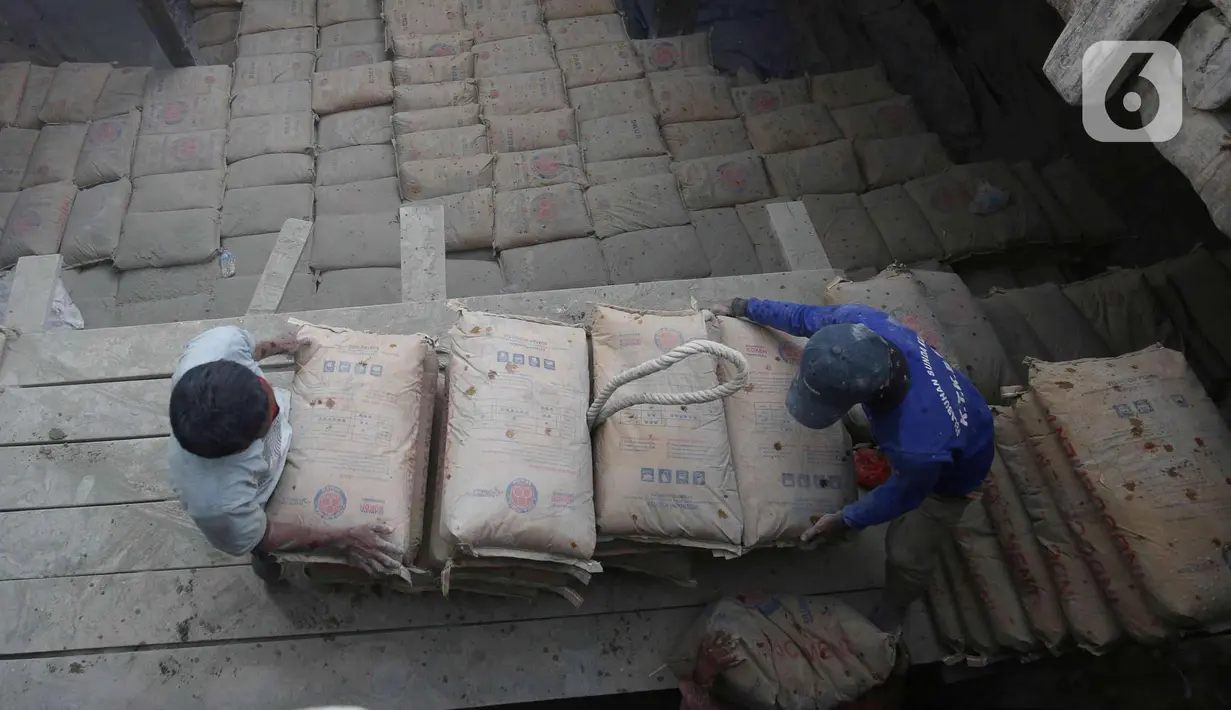 Pekerja tengah melakukan bongkar muat semen di pelabuhan Sunda Kelapa, Jakarta, Kamis (6/1/2022). Tahun 2022 dinilai akan menjadi tahun yang lebih baik bagi industri semen. (Liputan6.com/Angga Yuniar)