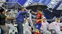 Guus Hiddink dan kapten Korea Selatan saat itu, Park Ji-sung, pada Piala Dunia 2002. (Jung Yeon-Je / AFP)