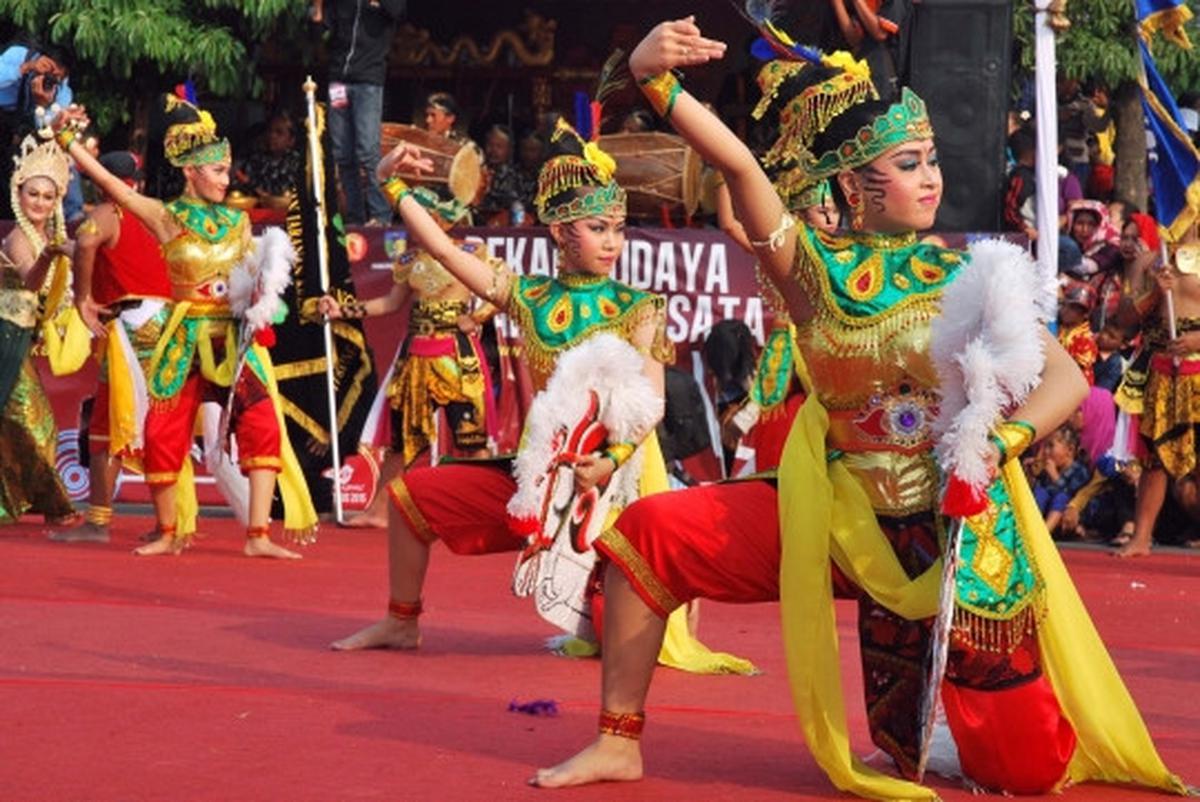 Kemolekan penari cantik 1.000 Barong Nusantara di Kediri
