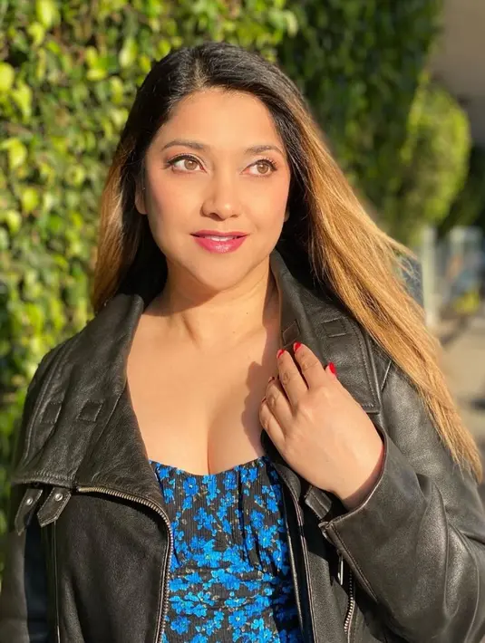 <p>Beberapa hal yang menjadi ciri khas Sarah Azhari seperti model rambut dan gaya berbusananya tetap terjaga sampai saat ini. (FOTO: instagram.com/sazarita/)</p>