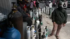 Antrean tabung milik warga berjejer di sekitar kios pengisian ulang oksigen medis Medical Oxygen di Jalan Minangkabau Timur, Jakarta, Senin (5/7/2021). Permintaan kebutuhan oksigen medis kian meningkat seiring naiknya kasus orang terkonfirmasi positif COVID-19. (Liputan6.com/Helmi Fithriansyah)