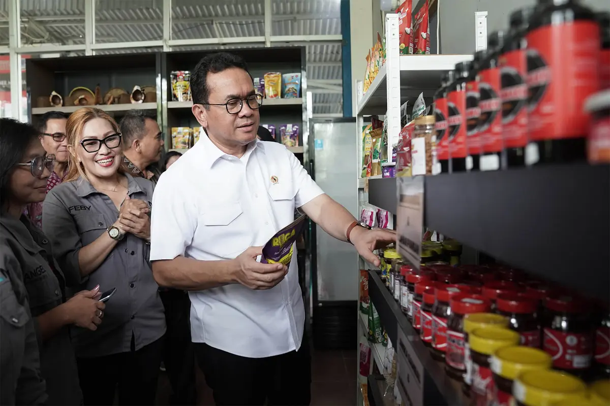 Mendag Budi Santoso Ajak Perkuat Daya Saing UMKM saat Kunjungan di Gerai Oleh-oleh Khas Manado