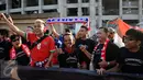 Suporter Indonesia berkumpul jelang menyaksikan laga final kedua Piala AFF 2016 antara Thailand melawan Indonesia di Rajamangala National Stadium, Sabtu (17/12). Laga sebelumnya, Thailand kalah 1-2. (Liputan6.com/Helmi Fithriansyah)