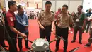 Kadiv Humas Polri, Irjen Pol. Muhammad Iqbal melihat drone saat mengunjungi gelaran Indo Security dan Indo Firex 2019 Expo & Forum yang  digelar bersama dalam  Indonesia International Smart City Expo & Forum (IISMEX) Jakarta 2019 di JCC, Jakarta, Kamis (18/7/2019). (Liputan6.com/HO/Iwan)