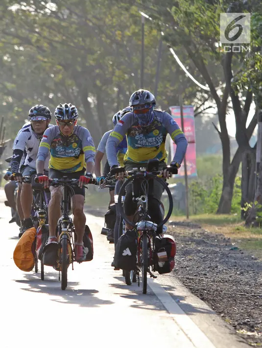 Pemudik bersepeda melintas di Jalan Raya Pantura, Cirebon, Jawa Barat, Sabtu (1/6/2019). Anggota komunitas GWCC asal Tangerang ini melakukan mudik tujuan Yogyakarta dan Pacitan dengan menempuh jarak sekitar 800 Km. (Liputan6.com/Herman Zakharia)