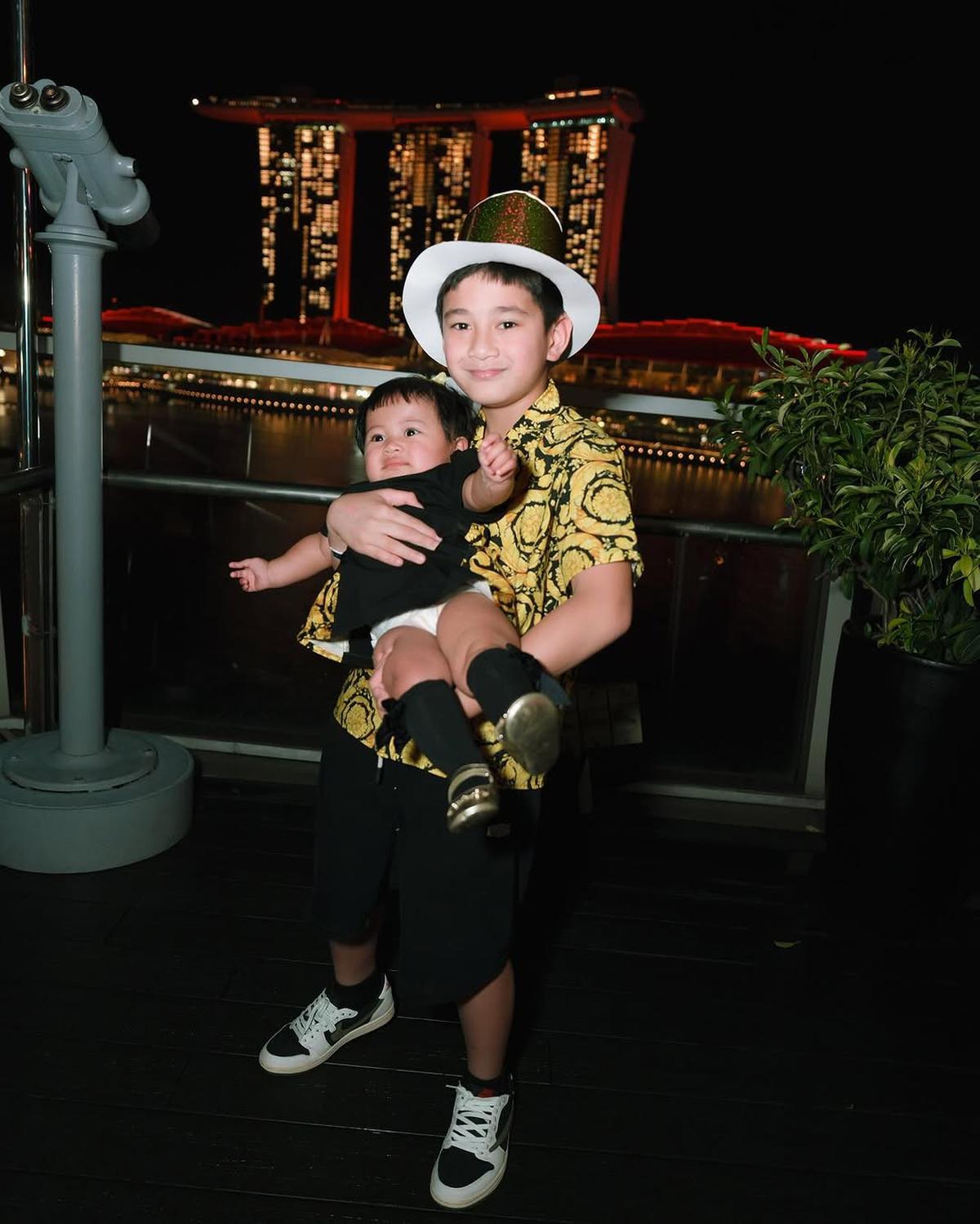 Potret Gemas Rafathar Gendong Lily, Ekspresinya Bikin Netizen Tersentuh