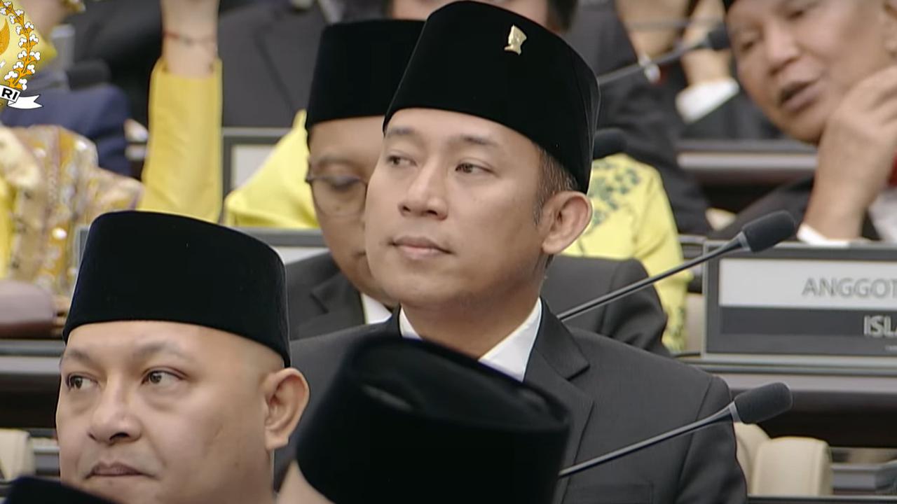 Momen Denny Cagur Pakai Jas Hitam dengan Pin DPR di Dada: Bismillah