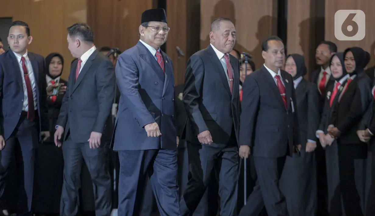 Menteri Pertahanan Prabowo Subianto (tengah) bersama mantan Menteri Pertahanan Ryamizard Ryacudu jelang menandatangani berita acara serah terima di Kementerian Pertahanan, Jakarta, Kamis (24/10/2019). Ryamizard Ryacudu resmi menyerahkan jabatan kepada Prabowo Subianto. (Liputan6.com/Faizal Fanani)