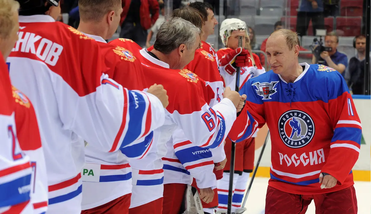 Presiden Rusia Vladimir Putin berjabat tangan dengan pemain hoki es di gala Malam Ice Hockey League di Sochi, Rusia, 10 Mei 2016. (Reuters/ Mikhail Klimentyev/Sputnik/Kremlin)