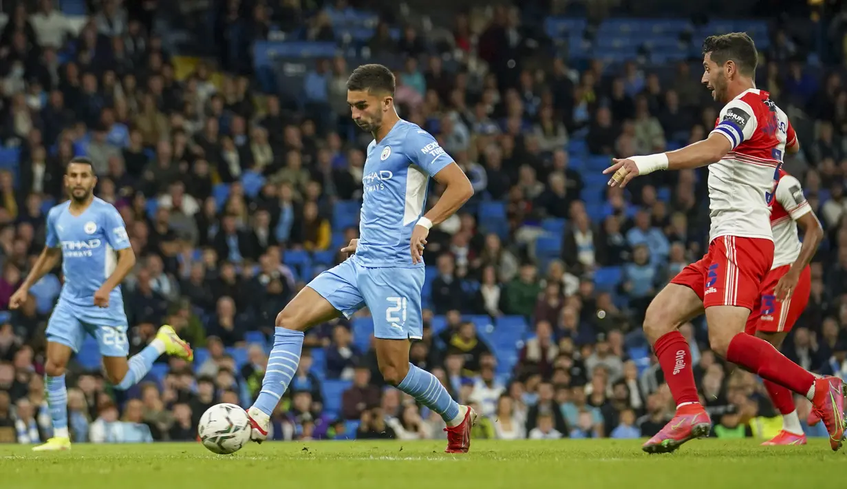 Gelandang Manchester City Ferran Torres (tengah) mencetak gol keempat untuk timnya ke gawang Wycombe Wanderers pada babak ketiga Piala Liga Inggris di Etihad Stadium, Rabu (22/9/2021) dini hari WIB. Man City menang telak 6-1 saat menjamu klub divisi tiga Wycombe Wanderers. (AP Photo/Dave Thompson)