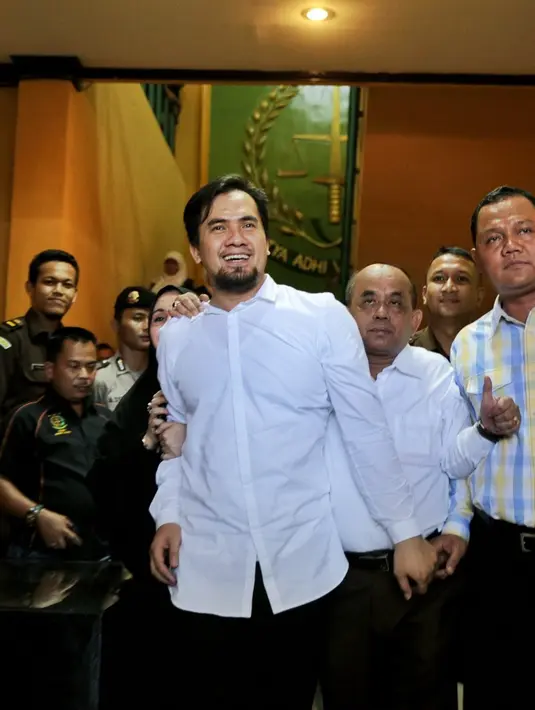 Sebelum dibawa ke Lembaga Pemasyarakatan Cipinang, kuasa hukum Saipul telah melayangkan penangguhan penahanan. Tapi ditolak. (Adrian Putra/Bintang.com)