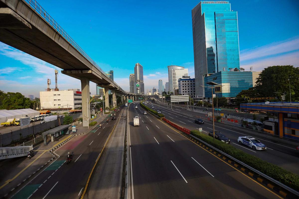 FOTO: Ibukota Jakarta Sepi di Bawah Langit Biru