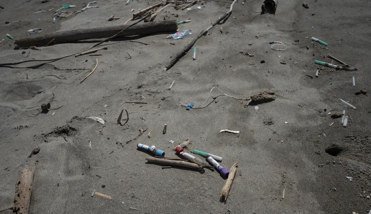 Beberapa sukarelawan memungut limbah rumah sakit sesering mungkin di pantai Venezuela, jelas Luisa Escobar, kepala LSM Fudena, yang selama 30 tahun telah mengumpulkan, menyortir, membuang sampah di pantai. (Yuri CORTEZ / AFP)