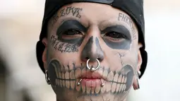 Eduardo Henriquez memperlihatkan koleksi tatonya  saat  ikuti acara Tattoo and Suspension Convention di Valparaiso, Chili, (8/11/2015). Acara ini merupakan kegiatan untuk para penyuka tato dan modifikasi tubuh di Chili.  (REUTERS/Rodrigo Garrido)