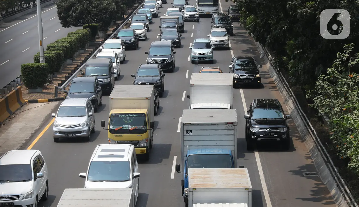 Sejumlah kendaran melintasi tol dalam kota di Jakarta, Senin (7/10/2019). Tahun depan, Badan Pajak dan Retribusi Daerah (BPRD) DKI Jakarta bisa memenjarakan penunggak pajak kendaraan bermotor dengan nilai diatas 100 juta. (Liputan6.com/Angga Yuniar)