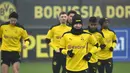 Para pemain Borrusia Dortmund melakukan pemanasan selama sesi latihan di tempat latihan tim di Dortmund, Jerman barat (9/3/2021). Dortmund akan bertanding melawan Sevilla pada leg kedua babak 16 besar Liga Champions di Signal Iduna Park. (AFP/Ina Fassbender)