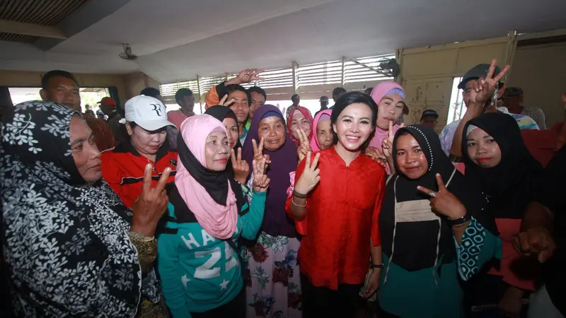 Cagub Kalimantan Barat Karolin Margret Natasa bersama warga saat berkampanye bersama warga (Istimewa)