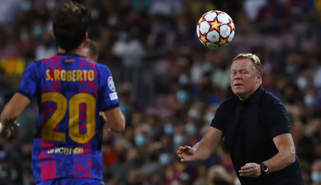 Unggul dua angka membuat Bayern Munchen bermain semakin percaya diri dan menguasai jalannya pertandingan. Hal tersebut membuat pelatih Barca, Koeman (kanan) membuat pergantian pemain untuk merespon perkembangan permainan. (Foto: AP/Joan Monfort)