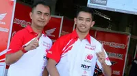 Pebalap Indonesia, Ahmad Yudhistira (kanan), akan membela tim Honda musim 2016.