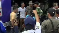 Satpol PP Baku Hantam dengan PKL Tanah Abang
