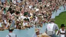 Ratusan penonton menyaksikan lomba balapan sapi tradisional yang diikuti oleh sejumlah petani balapan sapi tradisional di Desa Bavarian, dekat Danau Starnberg, Jerman, Minggu (28/8). (AP Photo/Matthias Schrader)