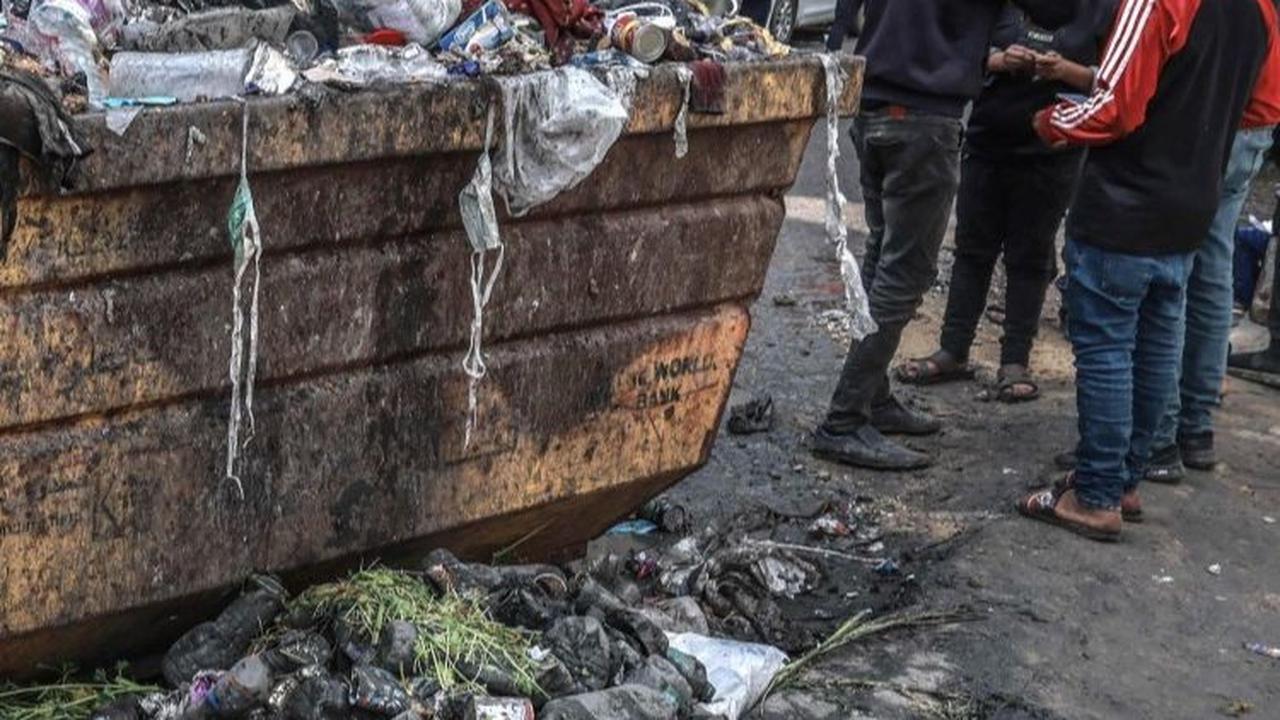 Untuk mengatasi krisis pembuangan limbah ini, salah satu langkah yang dapat dilakukan adalah dengan memulihkan pasokan listrik. Foto: AFP<br>