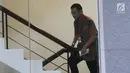 Mantan Menteri Dalam Negeri (Mendagri) Gamawan Fauzi menaiki tangga menunju ruang penyidik KPK untuk menjalani pemeriksaan, Jakarta, Kamis (22/3). Gamawan Fauzi diperiksa sebagai saksi untuk tersangka Irvanto Hendra Pambudi. (Medeka.com/Dwi Narwoko)