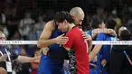Pemain voili Italia, Gianluca Galassi menghibur Ran Takahashi, dari Jepang, pada akhir pertandingan bola voli perempat final putra Olimpiade Paris 2024 di South Paris Arena, Senin, 5 Agustus 2024. (AP Photo/Dolores Ochoa)