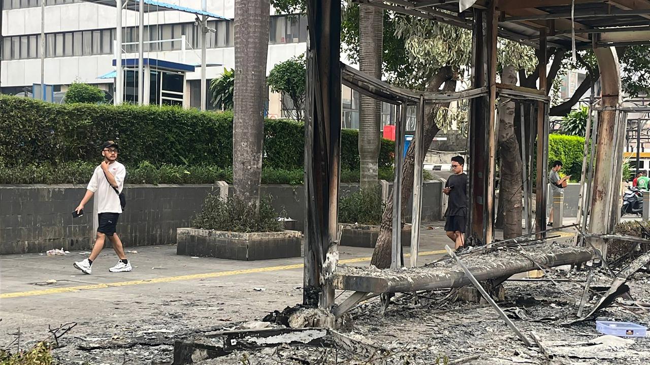 FOTO: Sisa Amuk Massa, Halte Hangus dan Pagar DPR Jebol