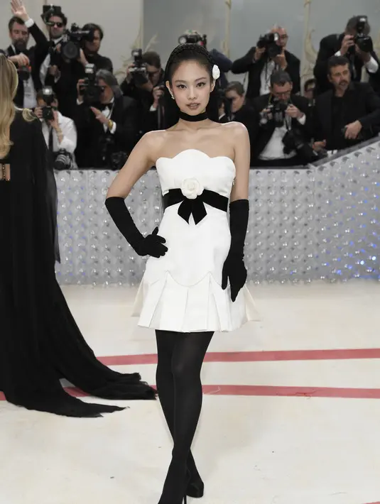 <p>Jennie Blackpink di Met Gala 2023. (Evan Agostini/Invision/AP)</p>