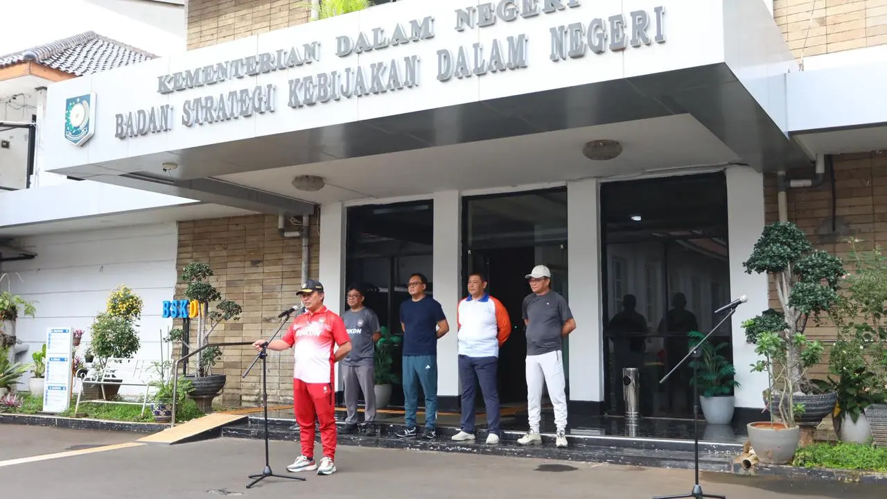 Kepala Badan Strategi Kebijakan Dalam Negeri (BSKDN) Kementerian Dalam Negeri, Yusharto Huntoyungo dalam kegiatan Gerakan Indonesia ASRI di lingkungan BSKDN. (Istimewa)