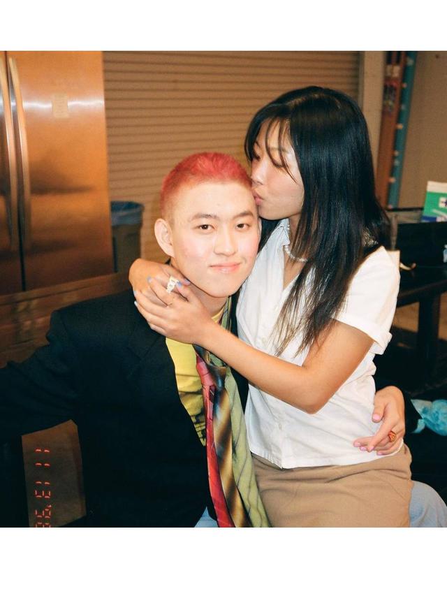 Beri Kejutan Manis, Ini 6 Potret Mesra Rich Brian dan Kekasih yang Jarang Tersorot