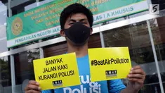 Aktivis membentangkan tulisan saat menunggu proses pengajuan gugatan warga untuk menuntut hak mendapatkan udara bersih di Pengadilan Negeri Jakarta Pusat, Kamis (4/7/2019). Mereka mengajukan gugatan warga negara kepada tujuh pihak tergugat. (Liputan6.com/Helmi Fithriansyah)