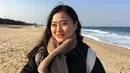 Han Woo Gyeong (22), mahasiswa dari Seoul memberi tanggapan tentang delegasi Olimpiade Korut saat wawancara di Anmok Beach, Gangneung, Korsel (8/2). Menurut Han, ia merasa aneh melihat warga Korut ikut serta dalam Olimpiade. (AP Photo/Hyung-jin Kim)