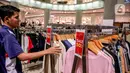 Seorang pria sibuk memilih pakaian yang mendapatkan diskon 50 persen di Lotte Mall, Jakarta. (Liputan6.com/Faizal Fanani)