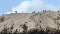 Wisatawan Nekat Naik Lereng Gunung Anak Krakatau, Padahal Status Masih Level III