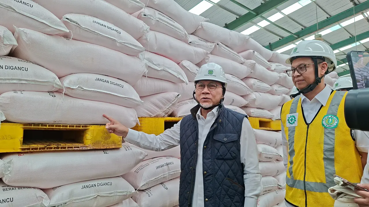 Menko Bidang Pangan Zulkifli Hasan kunjungan kerja ke pabrik milik PT Pupuk Kujang Cikampek. (Foto: Liputan6.com/Arief RH)