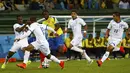 Pemain depan Ekuador, Felipe Caicedo (tengah) mencoba lolos dari kepungan empat pemain Honduras saat berlaga di penyisihan Piala Dunia 2014 di Stadion Baixada, Curitiba, Brasil, (21/6/2014). (REUTERS/Darren Staples)