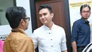 Aktris Aldi Taher memberi keterangan usai menjalani sidang perdana perceraian dengan Georgia Aisyah di Pengadilan Agama Jakarta Pusat, Senin (20/11). (Liputan6.com/Herman Zakharia)