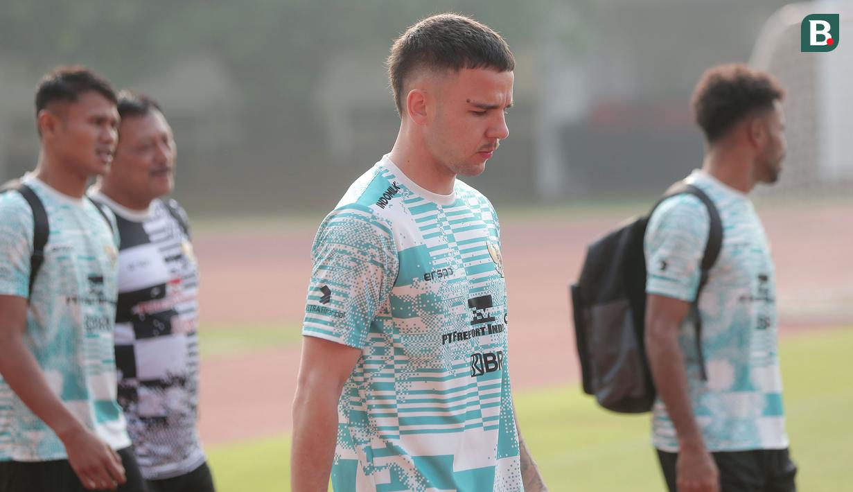 <p>Calon pemain naturalisasi Timnas Indonesia, Calvin Verdonk usai mengikuti sesi latihan Timnas Indonesia di Stadion Madya, Gelora Bung Karno, Senayan, Jakarta, Jumat (31/5/2024) pagi WIB. (Bola.com/M Iqbal Ichsan)</p>