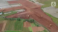 Sejumlah alat berat digunakan untuk penggarapan lahan untuk dijadikan lokasi pemakaman khusus Covid-19 di Rorotan, Jakarta Utara, Selasa (5/1/2021). Pemprov DKI menyiapkan 1.500 lubang makam khusus COVID-19 di TPU Rorotan. (Liputan6.com/Herman Zakharia)